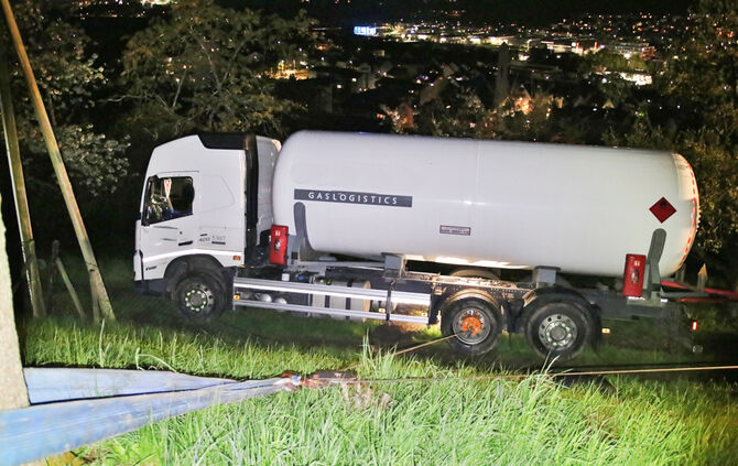 Unfall, Gastankwagen abgerutscht, Grauer Weg, Weinstadt, 25.04.2023.