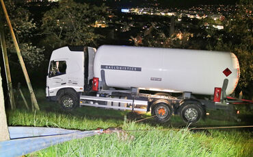 Unfall, Gastankwagen abgerutscht, Grauer Weg, Weinstadt, 25.04.2023.