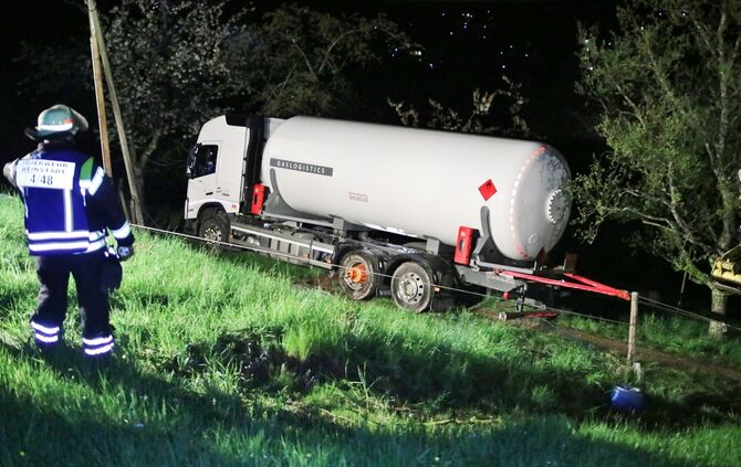 Unfall, Gastankwagen abgerutscht, Grauer Weg, Weinstadt, 25.04.2023.