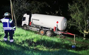 Unfall, Gastankwagen abgerutscht, Grauer Weg, Weinstadt, 25.04.2023.