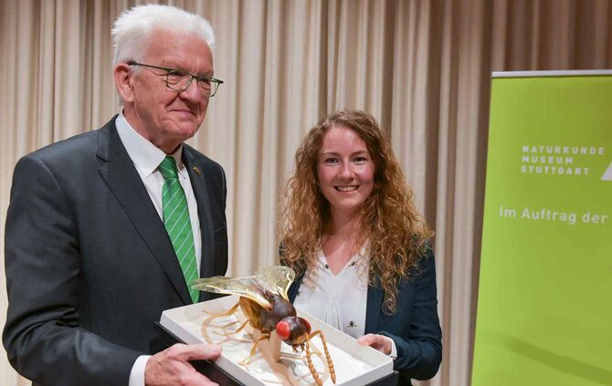 Bild1_Ministerpräsident Kretschmann und Marina Moser mit Modell der Wespe Aphanogmus kretschmanni_Urheber SMNS, M.Kovalenko