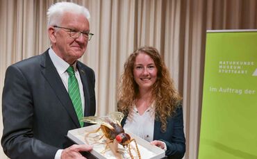 Bild1_Ministerpräsident Kretschmann und Marina Moser mit Modell der Wespe Aphanogmus kretschmanni_Urheber SMNS, M.Kovalenko