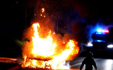 Autobrand, B 14, kurz nach Leutenbachtunnel, Winnenden, 29.04.2023.