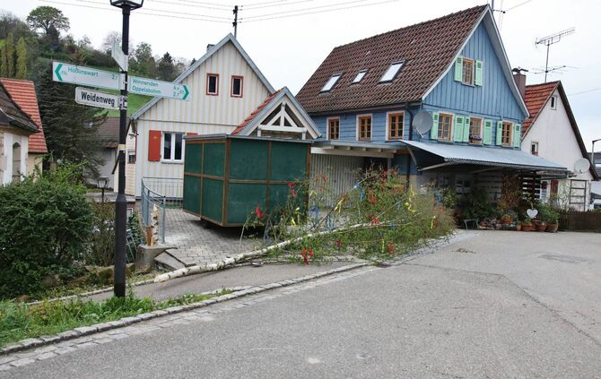 Maibaum abgesägt! - Nicht einmal 12h stand er - Erschüttertes Erwachen in der Gemeinde Berglen am Montag, 1. Mai