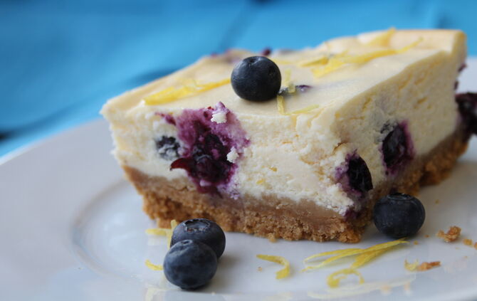 Blaubeer-Schnitte mit Butterkeksboden