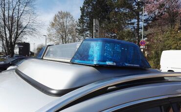 Polizei Blaulicht Sreifenwagen Dach
