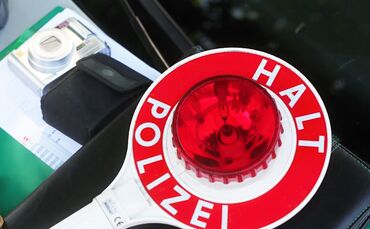 Polizei Polizeikontrolle Symbol Symbolbild Polizeikelle