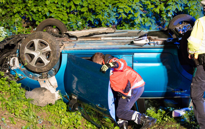 Frau bei Unfall leicht verletzt - Bild 10_7