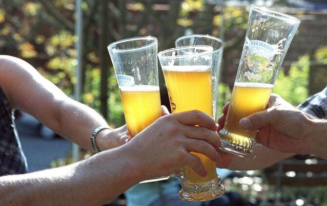 Bier Anstoßen Biergarten Trinken Alkohol Symbol Symbolbild Symbolfoto