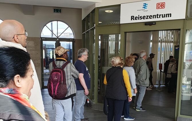 DB Kunden stehen Schlange