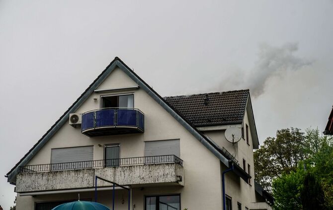 Esslingen-Serach: Blitz schlaegt in Dach ein