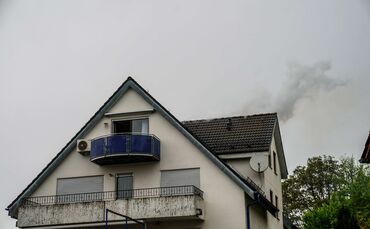 Esslingen-Serach: Blitz schlaegt in Dach ein