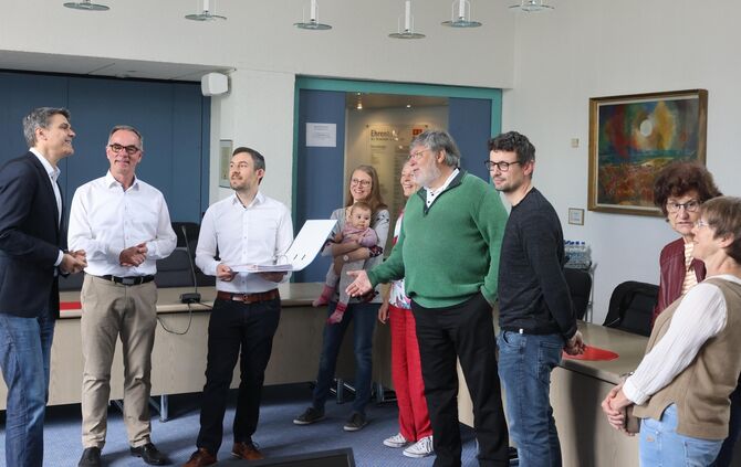 Unterschriftenübergabe