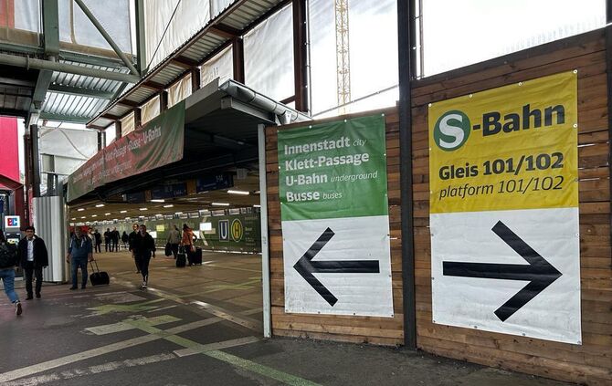 Hauptbahnhof Bahnhof stuttgart S-Bahn Bahn Zug Symbol Symbolfoto Symbolbild