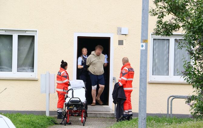 ***INFOUPDATE*** Exhibistionist verschanzt sich vor Polizei in Wohnung und droht an das Gas aufzudrehen - Polizei stürmt mit Ram