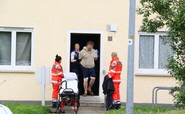 ***INFOUPDATE*** Exhibistionist verschanzt sich vor Polizei in Wohnung und droht an das Gas aufzudrehen - Polizei stürmt mit Ram