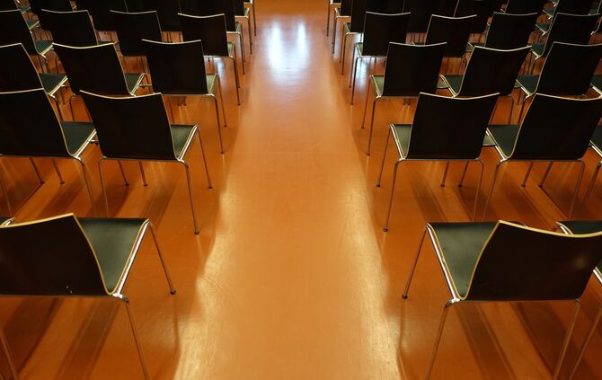 Stühle Stuhl Vortrag Podium Saal Raum Auditiorum Rede Publikum Symbolbild Symbolfoto Symbol