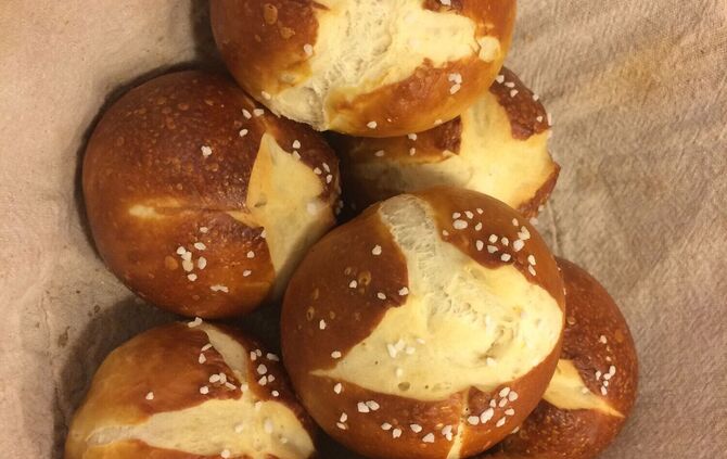 Rezept: Laugenbrötchen wie frisch vom Bäcker - einfach selbst gemacht ... Rezept: Laugenbrötchen wie frisch vom Bäcker - einfach selbst gemacht ...