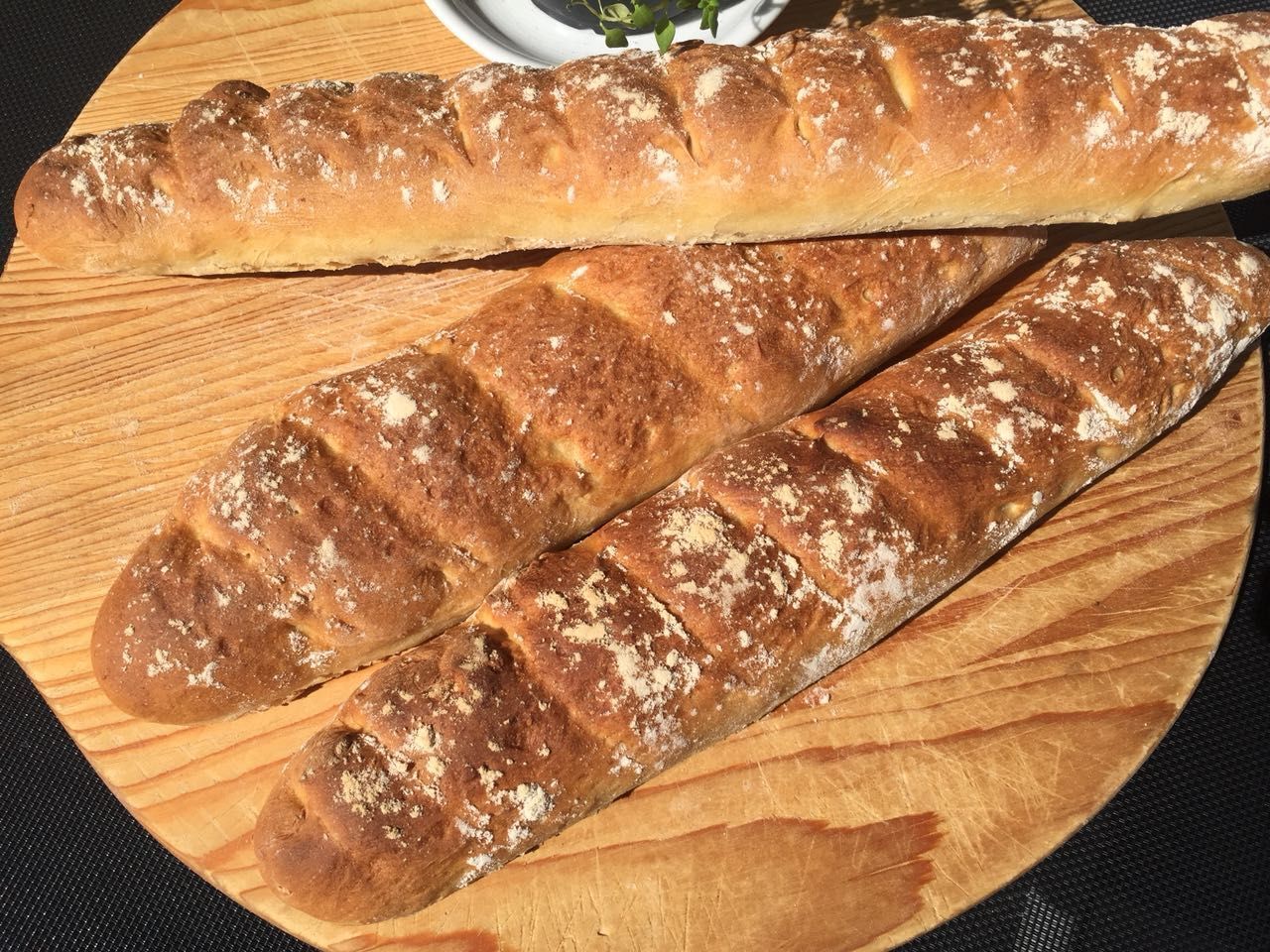 Frisches Brot zum Grillen: So gelingt selbst gemachtes Baguette (Rezept ...