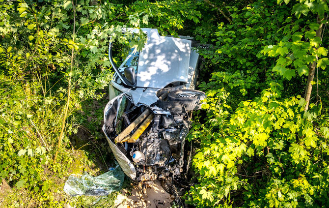 Unfall, Transporter im Bachbett, Wiener Str., Backnang-Maubach, 28.05.2023.