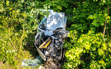 Unfall, Transporter im Bachbett, Wiener Str., Backnang-Maubach, 28.05.2023.