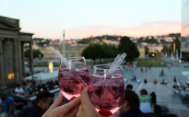 Auf dem kleinen Schlossplatz findet ab dem 1. Juni das „Predawn Festival“ statt.