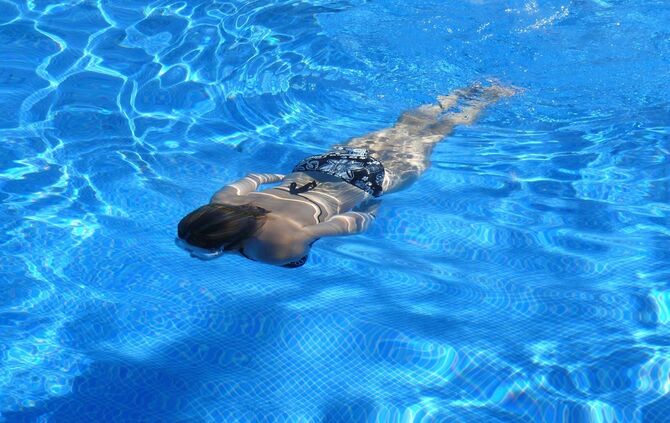 Schwimmen Abtauchen Baden Tauchen Symbol Symbolbild Symbolfoto