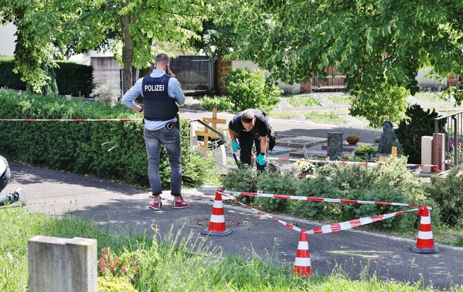Update Tatortbilder: Beerdigung eskaliert: Sprengkörper wird in Friedhof geworfen - mehrere Verletzte - ein Täter von Trauergeme