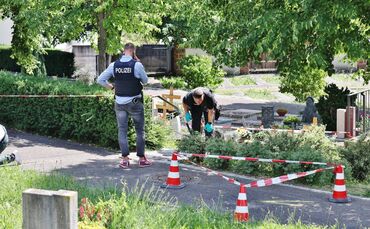 Update Tatortbilder: Beerdigung eskaliert: Sprengkörper wird in Friedhof geworfen - mehrere Verletzte - ein Täter von Trauergeme