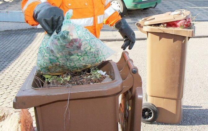 Biomüll-kontrolle leutenbach. Die Biomülltonnen werden jetzt kontrolliert. Adimiro Neves kontroliert die Bio Tonnen.