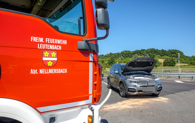 Brand im Motorraum eines BMW, B14 Anschlussstelle Nellmersbach, 13.06.2023.