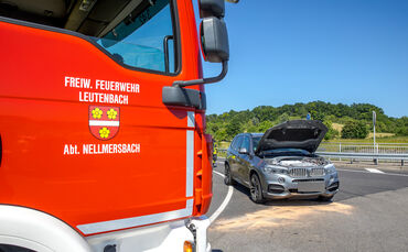 Brand im Motorraum eines BMW, B14 Anschlussstelle Nellmersbach, 13.06.2023.