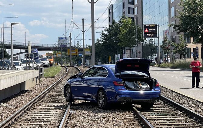 Unfall mit 4 PKW -Heilbronnerstrasse Stadteinwärts gesperrt - Stadtbahnverkehr behindert