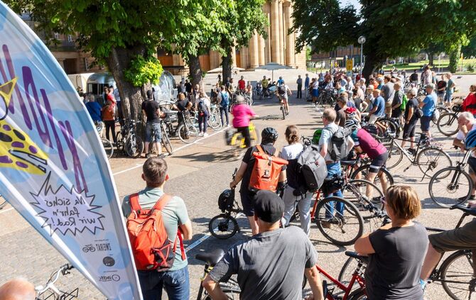Rund 100 Radfahrer demonstrierten am Freitag gegen die geplante Außengastro an der Oper in Stuttgart.