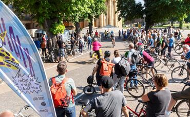 Rund 100 Radfahrer demonstrierten am Freitag gegen die geplante Außengastro an der Oper in Stuttgart.