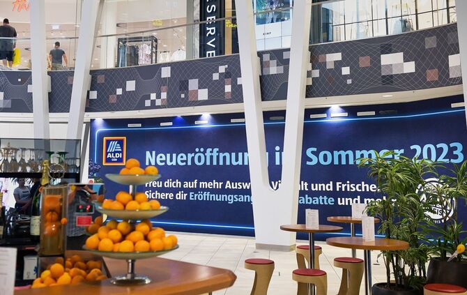 Hinter der Wand wird noch fleißig an der Eröffnung gearbeitet.