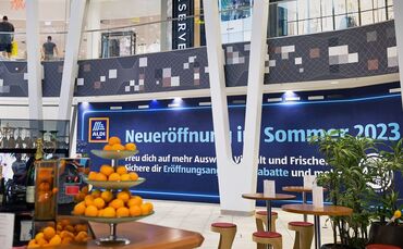 Hinter der Wand wird noch fleißig an der Eröffnung gearbeitet.