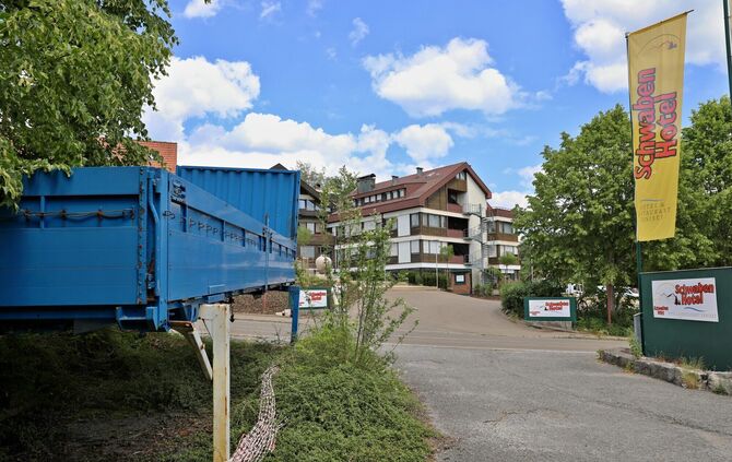 Abgestellte Lkw-Anhänger