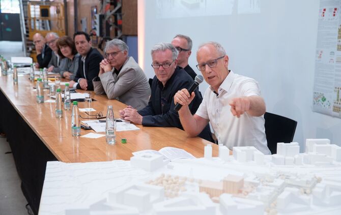 Alexander Lange spricht über seinen Entwurf in der Pressekonferenz