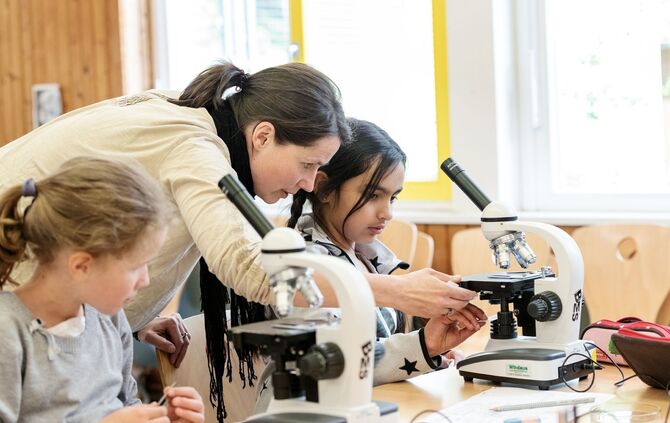 Hector Kinderakademie Tübingen, Kurs Wunderwelt Pflanzen, Mikroskop.