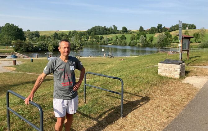 Jochen Schultheiß vor dem Aistrutter Stausee, dem Zentrum des Welzheimer Triathlons.
