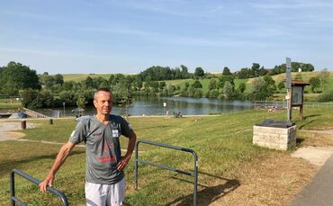 Jochen Schultheiß vor dem Aistrutter Stausee, dem Zentrum des Welzheimer Triathlons.