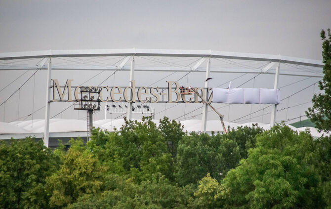 Mercedes Benz Arena - Schriftzug wird abgedeckt - Demontage aktuell nicht möglich
