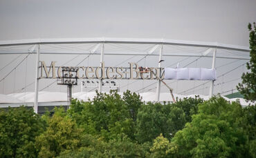Mercedes Benz Arena - Schriftzug wird abgedeckt - Demontage aktuell nicht möglich