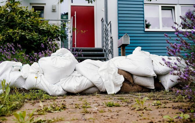 Auch noch kurzfristig kann man sein Haus mit Sandsäcken schützen.