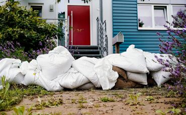 Auch noch kurzfristig kann man sein Haus mit Sandsäcken schützen.