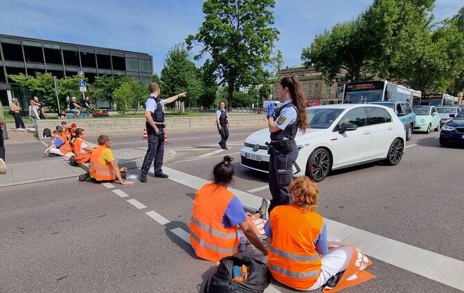 Letzte Generation blockiert Stuttgarter Innenstadt