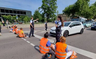 Letzte Generation blockiert Stuttgarter Innenstadt