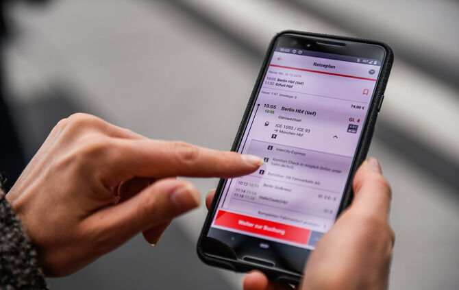 Smartphone mit DB Navigator