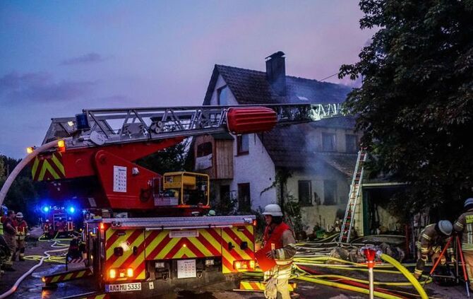 Feuerwehrkräfte bekämpfen einen Brand